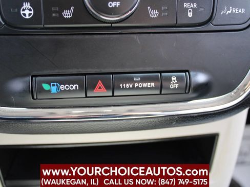 Used 2016 Chrysler Town & Country Touring-L image 29