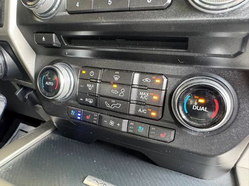 Used 2018 Ford F150 Lariat w/ Equipment Group 502A Luxury AWD/4WD image 31
