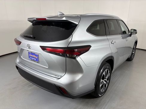 Used 2024 Toyota Highlander XLE FWD image 8