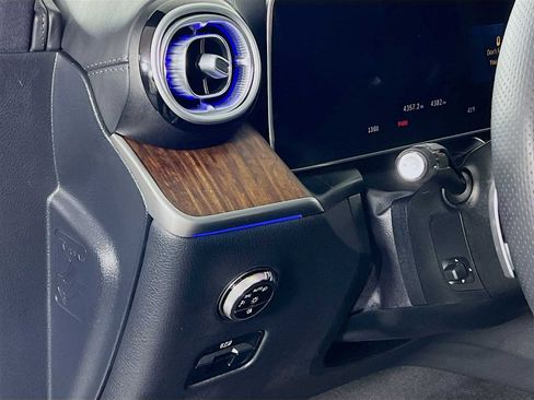 Used 2025 Mercedes-Benz GLC 300 4MATIC image 10