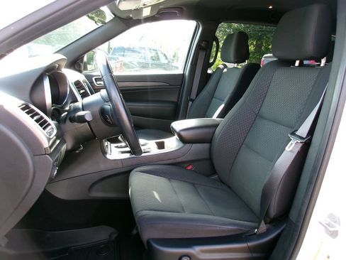 Certified 2019 Jeep Grand Cherokee Laredo w/ Security & Convenience Group AWD/4WD image 6
