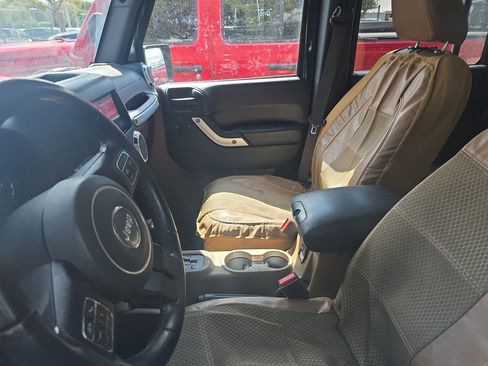 Used 2017 Jeep Wrangler Unlimited Sahara w/ Connectivity Group image 8