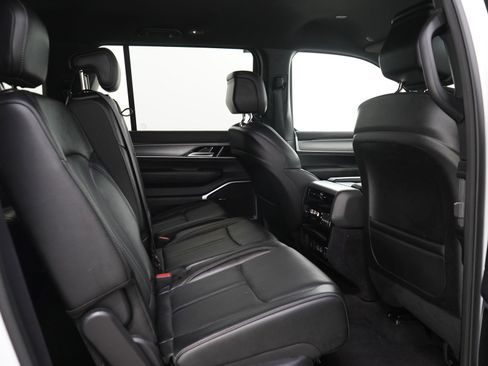 Used 2025 Jeep Wagoneer L Series II w/ 8-pass Seating Package AWD/4WD image 12