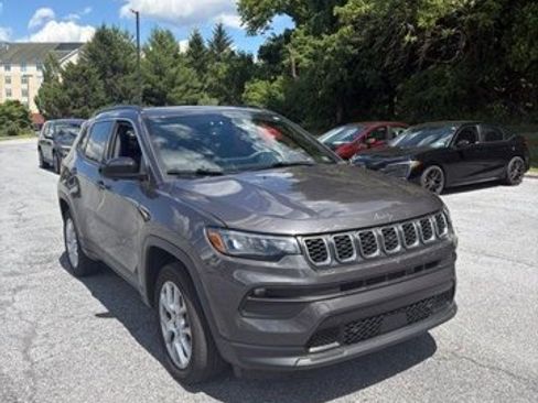 Used 2024 Jeep Compass Latitude w/ Sun and Sound Group AWD/4WD image 1
