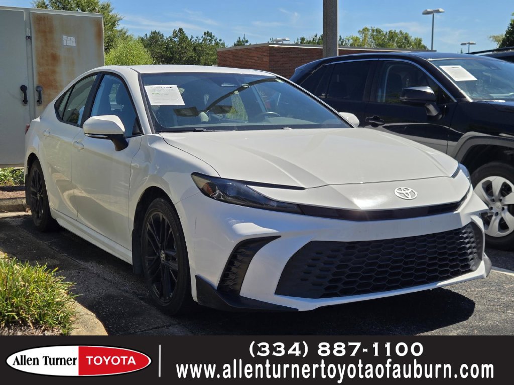 Used 2025 Toyota Camry SE FWD image 1