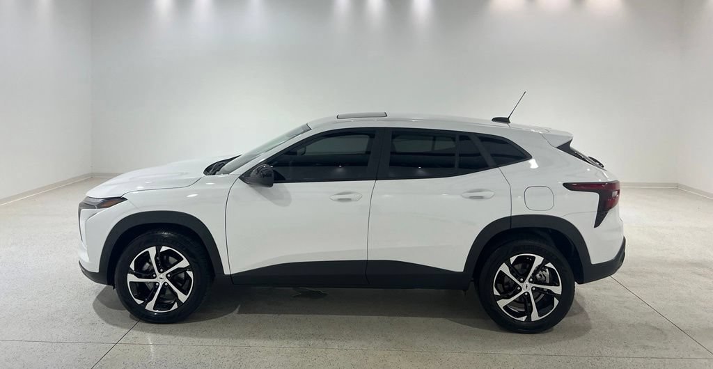 Used 2025 Chevrolet Trax RS w/ Sunroof Package FWD image 2