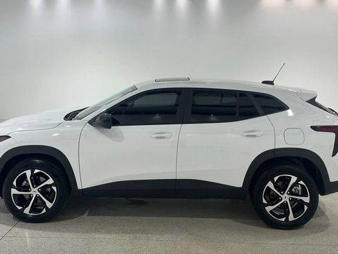 Used 2025 Chevrolet Trax RS w/ Sunroof Package FWD image 2