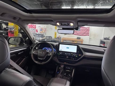 Certified 2025 Toyota Highlander Platinum AWD/4WD image 21