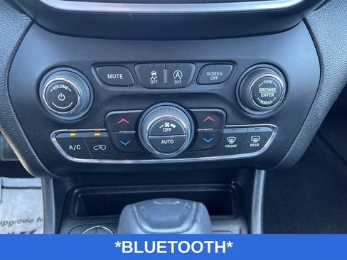Used 2019 Jeep Cherokee Trailhawk AWD/4WD image 11