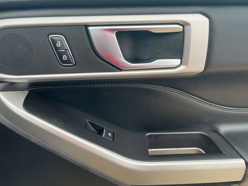 Used 2022 Ford Explorer XLT image 23