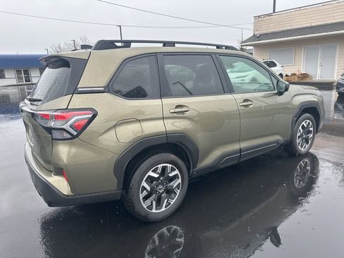 Used 2025 Subaru Forester Premium image 11