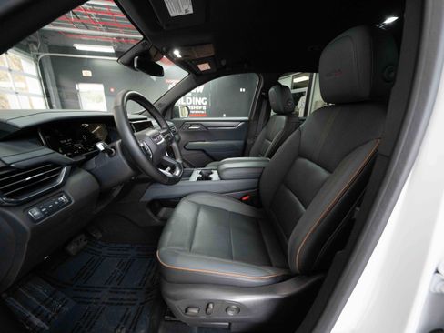 Used 2024 GMC Acadia AT4 w/ Luxury Package image 9