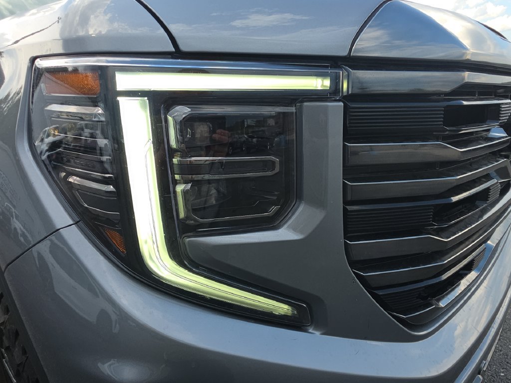 Used 2023 GMC Sierra 1500 AT4 w/ Technology Package AWD/4WD image 13