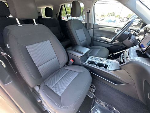 Used 2023 Ford Explorer XLT AWD/4WD image 18