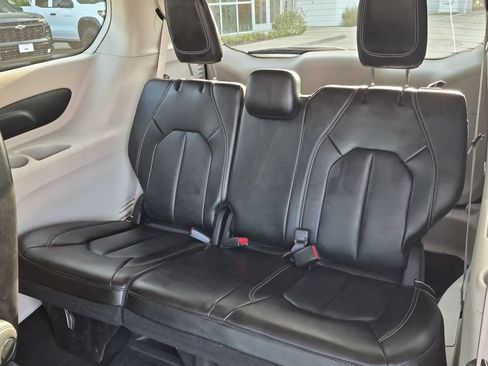 Used 2023 Chrysler Pacifica Touring-L FWD image 22