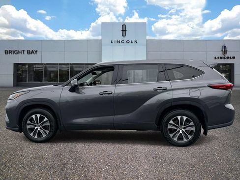 Used 2021 Toyota Highlander XLE AWD/4WD image 3