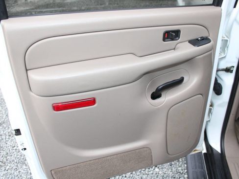 Used 2005 Chevrolet Suburban 2500 LT w/ Preferred Equipment Group image 24