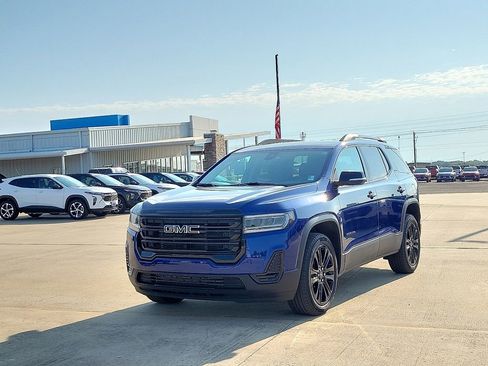 Used 2023 GMC Acadia SLE w/ Driver Convenience Package image 2