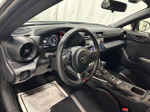 Used 2025 Toyota GR86 Premium image 15