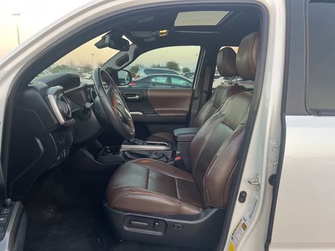 Used 2021 Toyota Tacoma Limited image 9