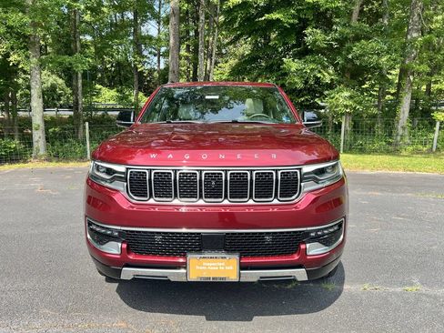 Certified 2025 Jeep Wagoneer Series III w/ Premium Group I AWD/4WD image 8