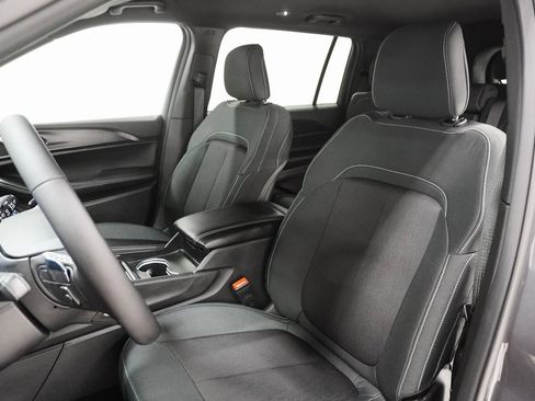 Used 2025 Jeep Grand Cherokee L Laredo image 10