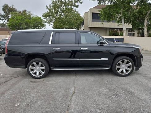 Used 2020 Cadillac Escalade ESV Luxury AWD/4WD image 2