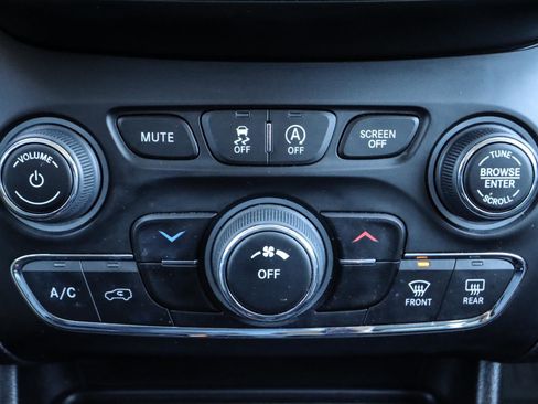 Used 2021 Jeep Cherokee Latitude Lux w/ Sun & Sound Group image 32