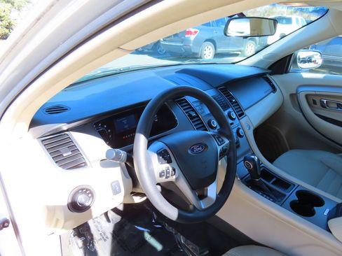 Used 2016 Ford Taurus SE image 14