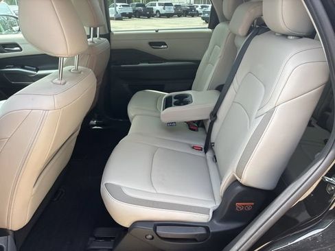 Used 2025 Nissan Pathfinder SL FWD image 15
