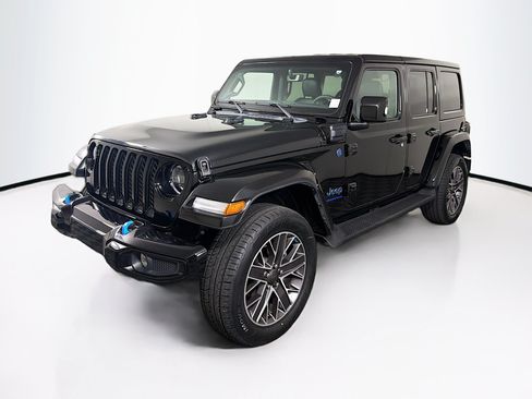 Used 2023 Jeep Wrangler Unlimited Sahara AWD/4WD image 3