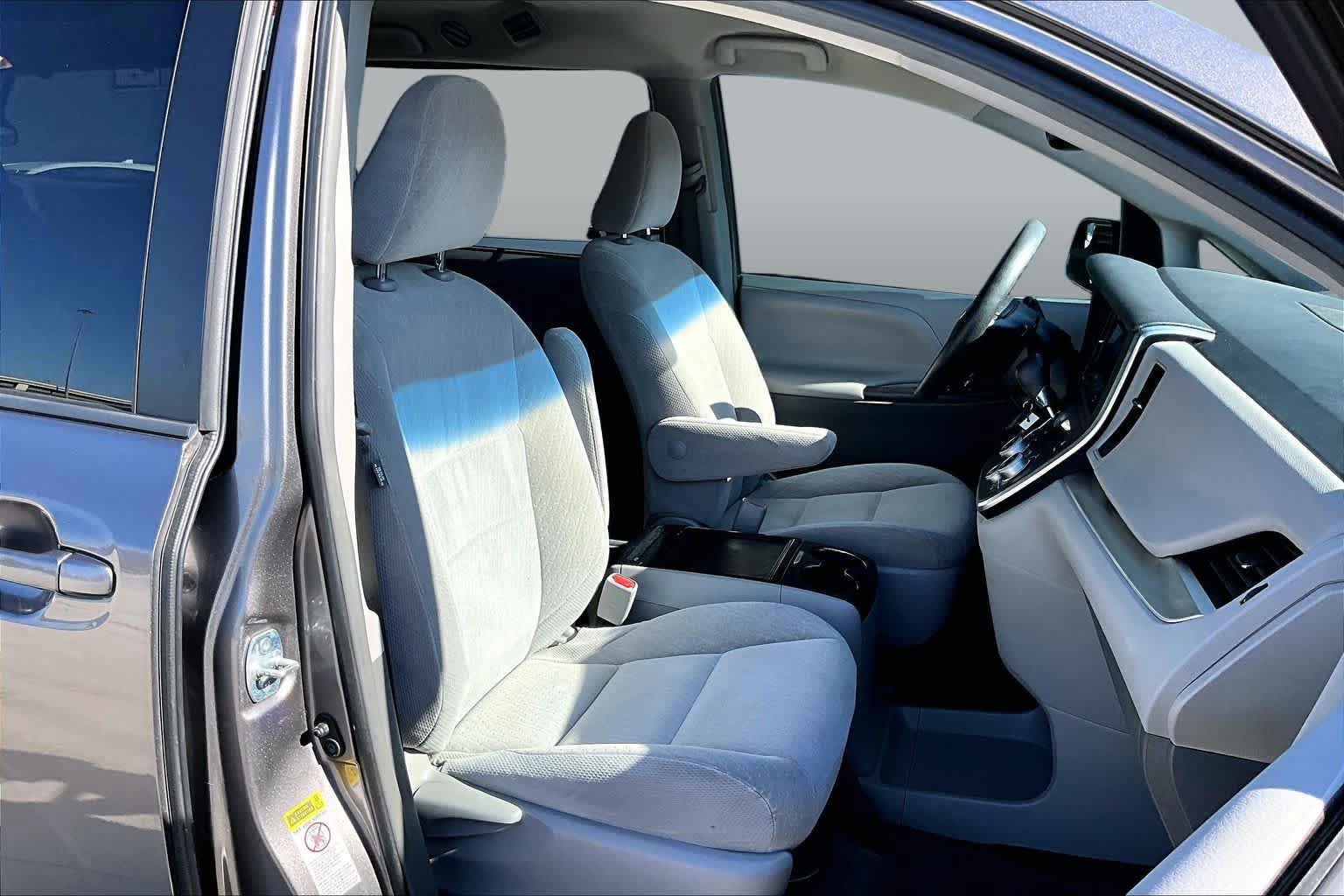 Used 2017 Toyota Sienna LE w/ Protection Package FWD image 9