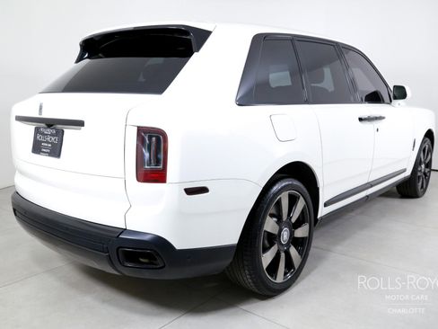 Used 2019 Rolls-Royce Cullinan image 2