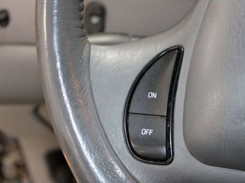 Used 2002 Lincoln Town Car Executive RWD image 36