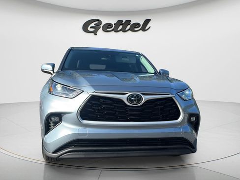 Used 2023 Toyota Highlander LE FWD image 2