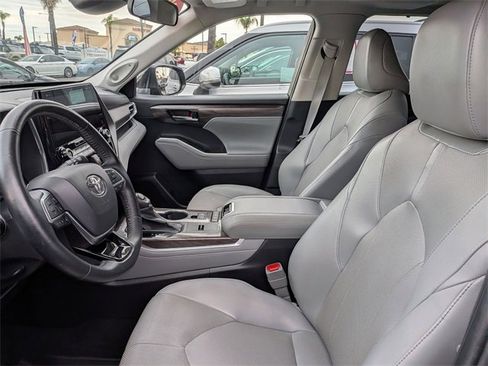 Used 2021 Toyota Highlander Limited image 17