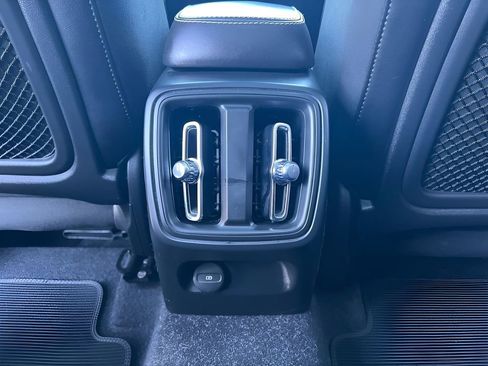 Used 2020 Volvo XC40 T5 R-Design image 22