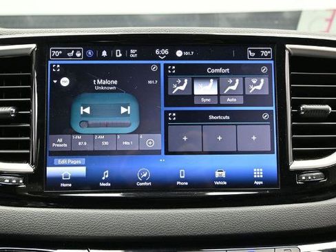 Used 2023 Chrysler Pacifica Touring-L FWD image 32