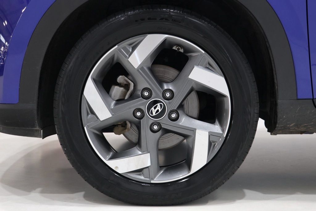 Used 2025 Hyundai Venue SEL FWD image 9