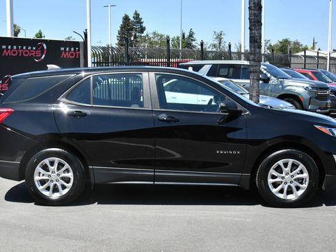 Used 2021 Chevrolet Equinox LS FWD image 9