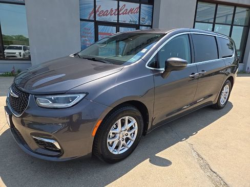 Used 2023 Chrysler Pacifica Touring-L FWD image 2
