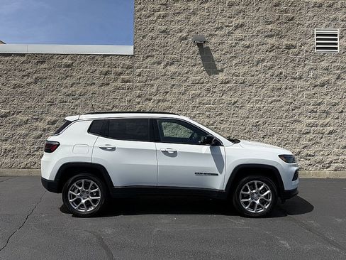 Used 2023 Jeep Compass Latitude w/ Sun and Sound Group AWD/4WD image 2