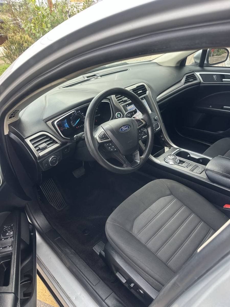 Used 2019 Ford Fusion SE FWD image 8