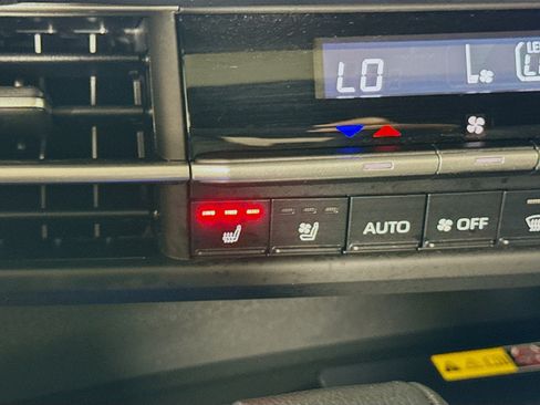 Certified 2025 Toyota Sienna Platinum image 22