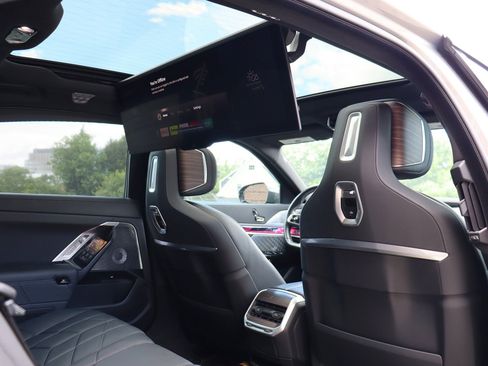 Used 2023 BMW i7 xDrive60 AWD/4WD image 19