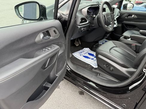 Used 2025 Chrysler Pacifica Select FWD image 18