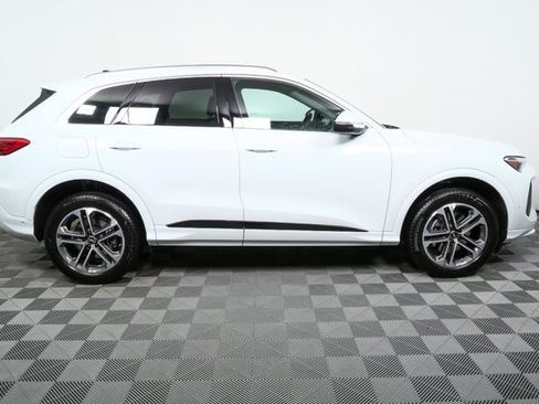 Certified 2025 Audi Q5 Premium w/ Convenience Package image 2