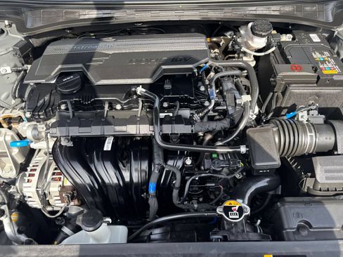 Used 2025 Hyundai Elantra Limited FWD image 34