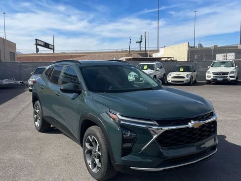 Used 2025 Chevrolet Trax LT image 2