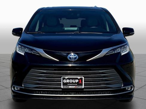 Used 2021 Toyota Sienna Limited image 4